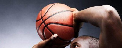 ​篮球正确的拿球手型视频 篮球正确的拿球手型图