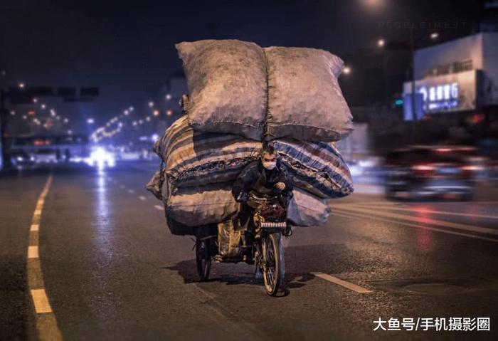 这个世界总有人负重前行, 这些让人看哭的照片, 你看过几个?