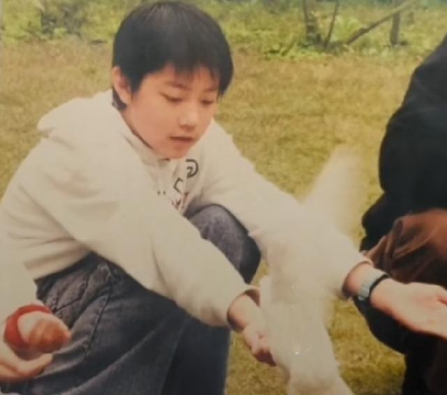 肖战幼年照片曝光，穿潮流喇叭裤，大长腿却意外抢镜