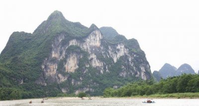 ​九马画山由九座山峰相连，远看似九匹骏马，是桂林著名的景观之一