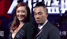 囧哥:两男子驾考作弊“五花大绑”黑胶带贴满身 堪称哲学现场