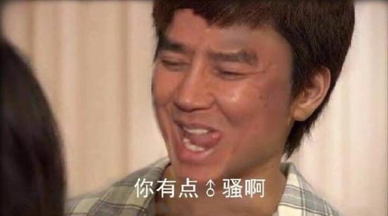 囧哥:两男子驾考作弊“五花大绑”黑胶带贴满身 堪称哲学现场