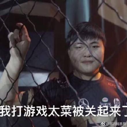 囧哥:两男子驾考作弊“五花大绑”黑胶带贴满身 堪称哲学现场