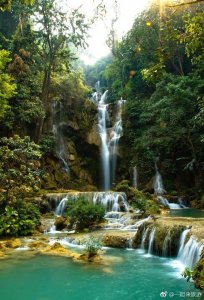 ​光西瀑布（kwang si waterfall）又叫金鹿瀑布