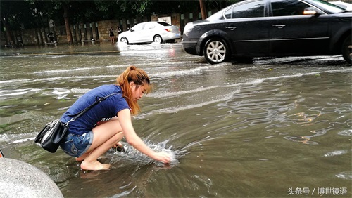 暴雨中清垃圾的“彩虹女孩”找到了，她真的比彩虹更耀眼！