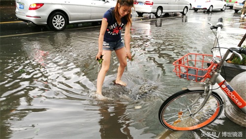 暴雨中清垃圾的“彩虹女孩”找到了，她真的比彩虹更耀眼！