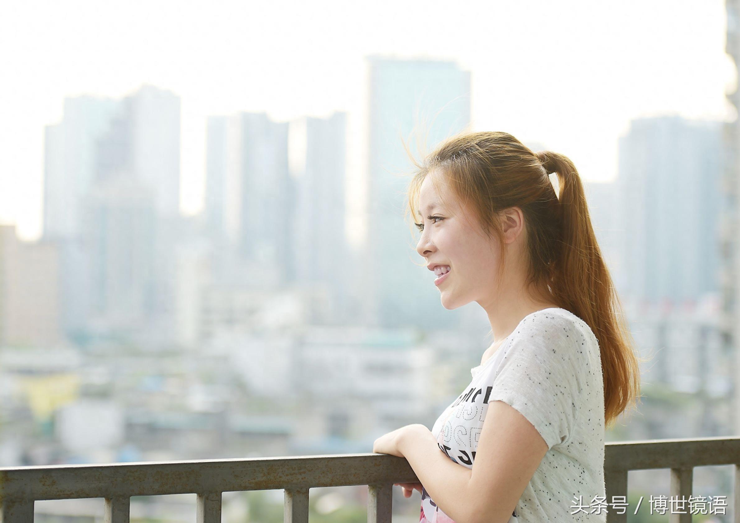 暴雨中清垃圾的“彩虹女孩”找到了，她真的比彩虹更耀眼！