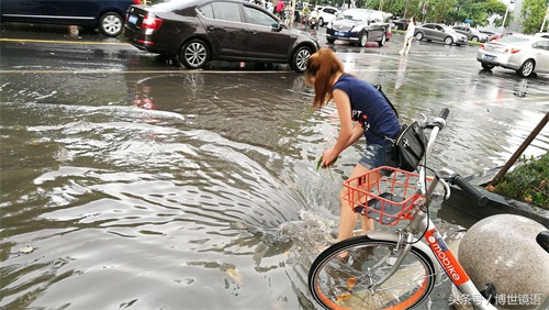 暴雨中清垃圾的“彩虹女孩”找到了，她真的比彩虹更耀眼！