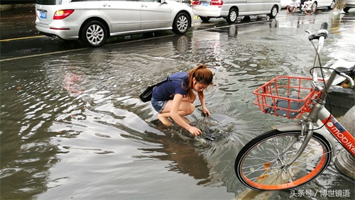 暴雨中清垃圾的“彩虹女孩”找到了，她真的比彩虹更耀眼！