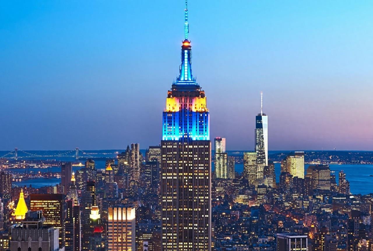 帝国大厦总高度为443.7米，是美国纽约的地标建筑物之一