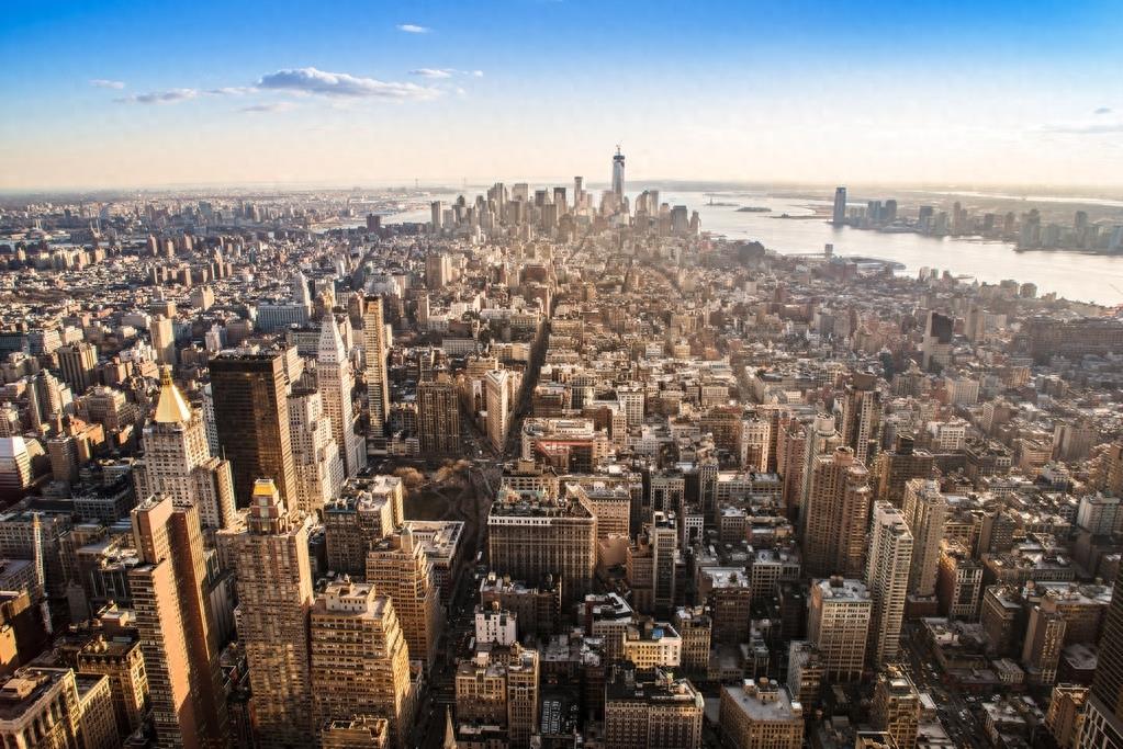 帝国大厦总高度为443.7米，是美国纽约的地标建筑物之一