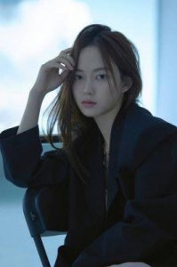 ​聂小雨不雅视频流出，身着黑色皮衣亮相5分钟，短发造型酷似本尊