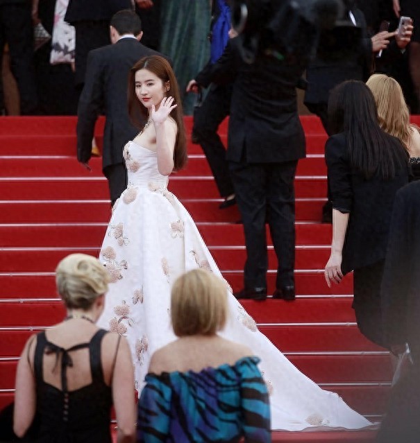 今天，这四个华人女神在戛纳美出新高度。井柏然、黄景瑜错过红毯