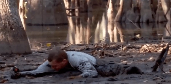 沼泽地人沉下去到哪了(沼泽地下面是啥)