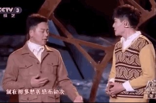 51岁刘奕君竟然摸小鲜肉的手(刘奕君摸刘怡潼引热议)  第2张