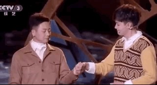 51岁刘奕君竟然摸小鲜肉的手(刘奕君摸刘怡潼引热议)  第3张