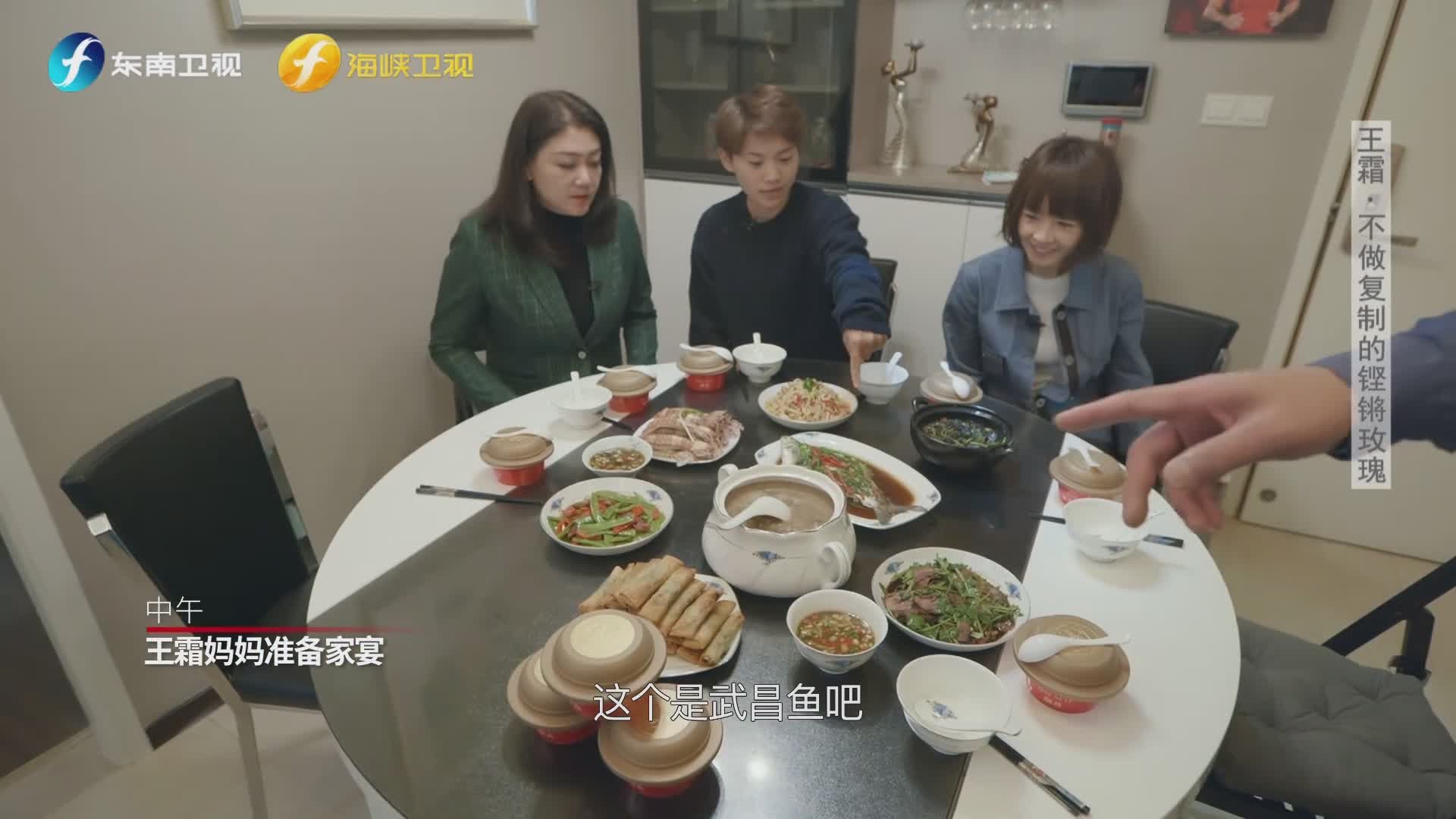 5岁被遗弃，王霜给生父买房，感叹：男足压力大，牙咬碎也赢不了