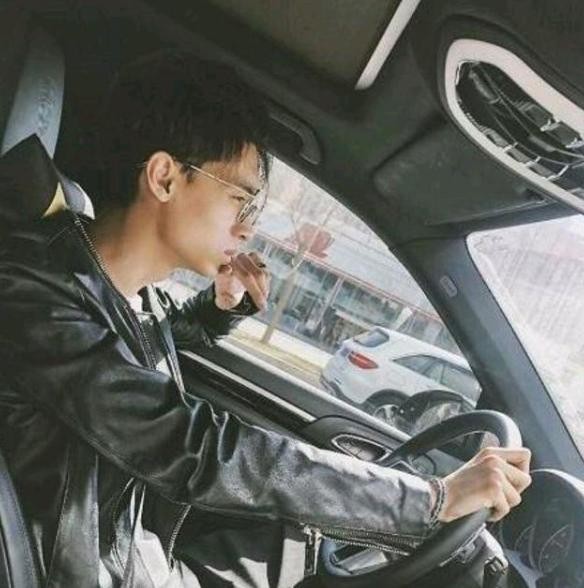 秦霄贤个人资料 ：富二代秦霄贤，人设这么多，走红的原因究竟是什么？