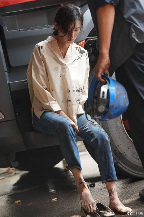 万茜个人资料 ：刻在骨子里的倔强美，她的穿衣风格值得30+的女性借鉴