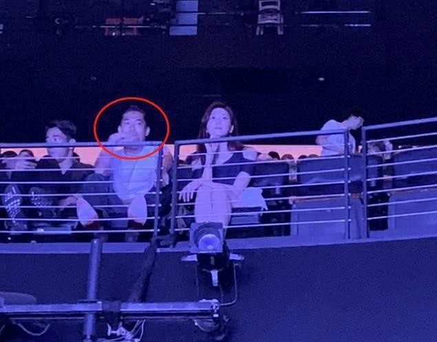 林志玲夫妇婚后首合体，志玲姐姐肤白貌美气质佳，与丈夫像两代人