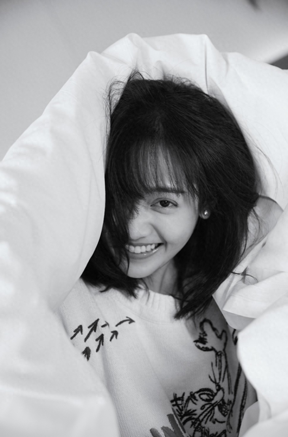 郑湫泓慵懒可爱居家时尚写真，端庄秀气，清新脱俗