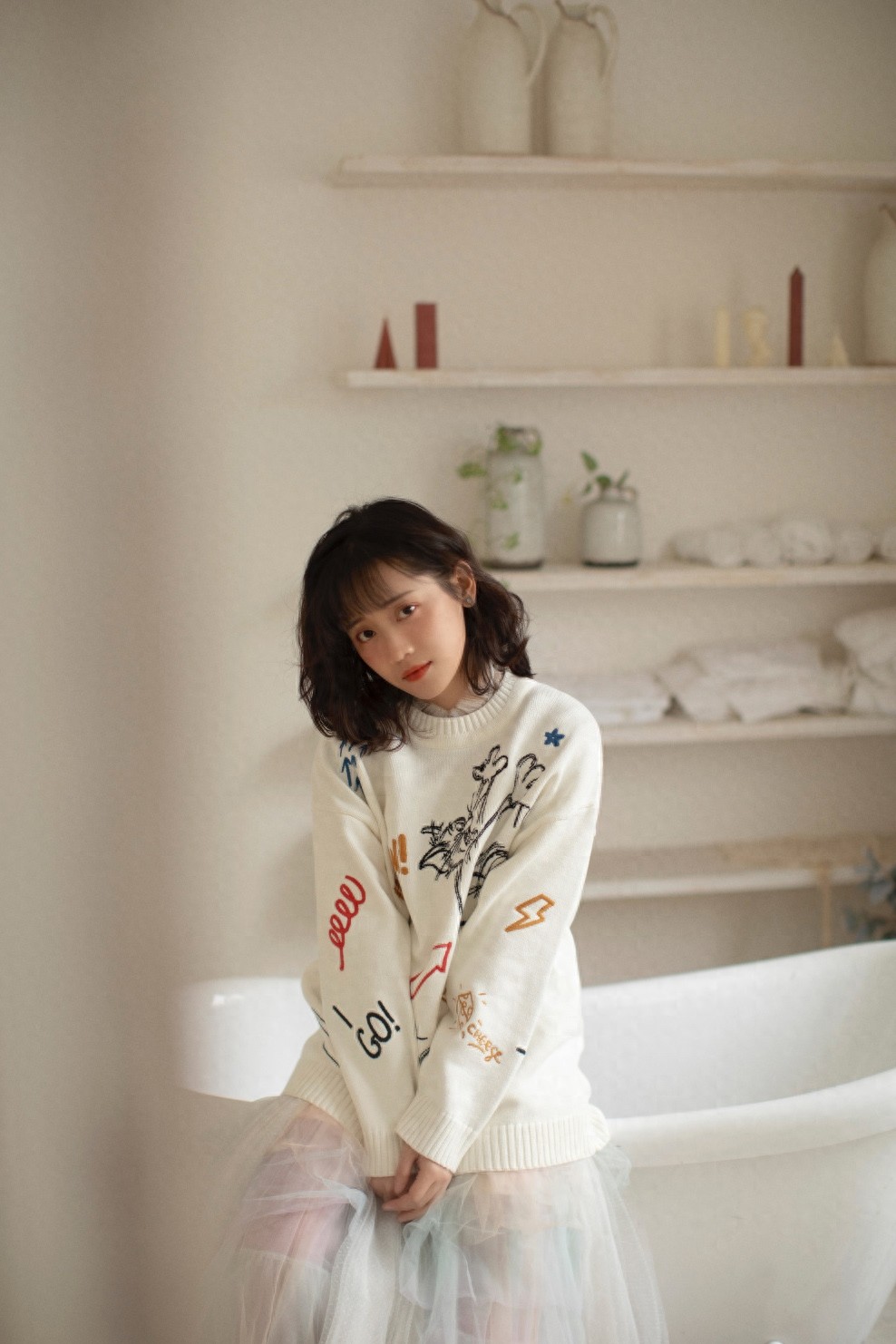 郑湫泓慵懒可爱居家时尚写真，端庄秀气，清新脱俗