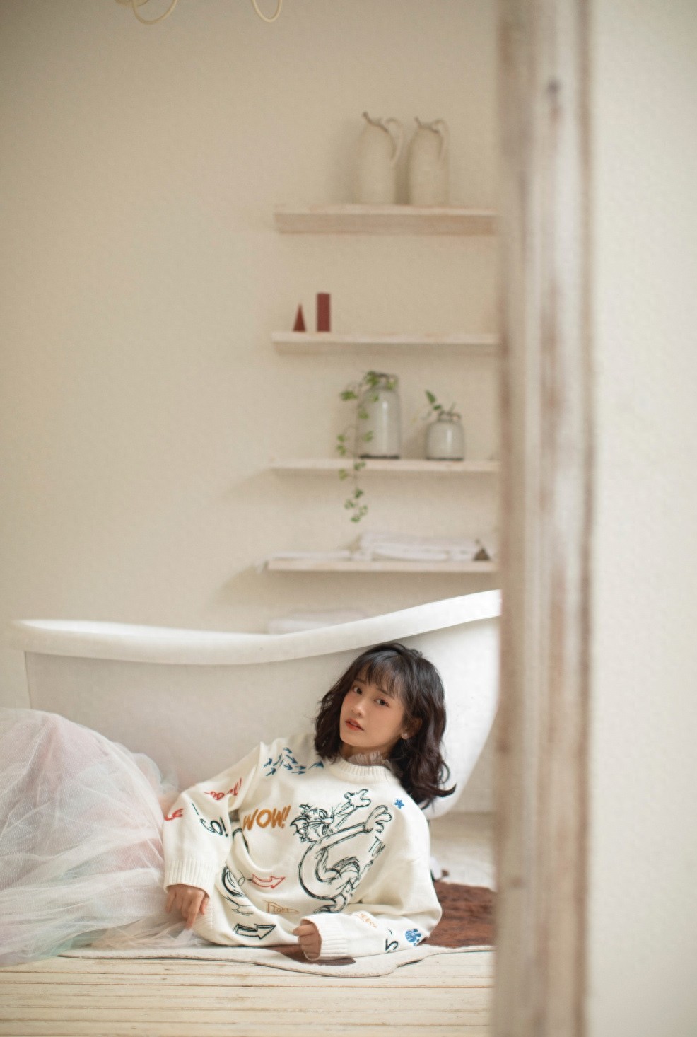 郑湫泓慵懒可爱居家时尚写真，端庄秀气，清新脱俗