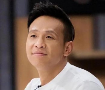 ​与原配妻子结婚7年，走红后却低调离婚娶美女粉丝，他后悔吗？