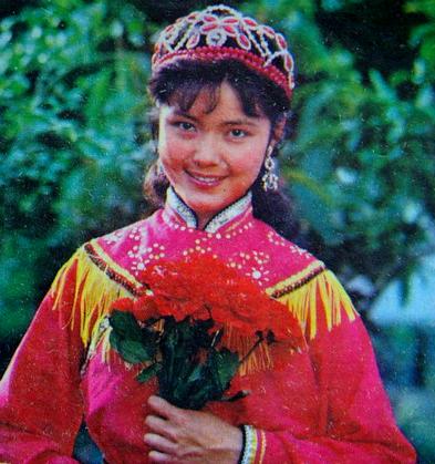 老电影红牡丹姜黎黎主演（旧影漂亮的红牡丹）(2)