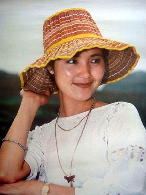 老电影红牡丹姜黎黎主演（旧影漂亮的红牡丹）(11)