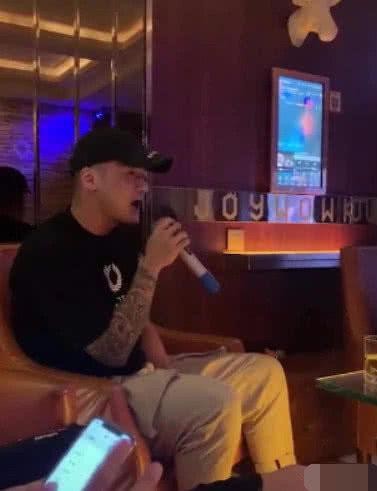 蒋劲夫酒吧做dj（蒋劲夫现身酒吧化身DJ）