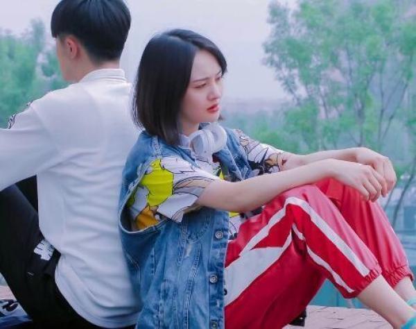 《青春斗》各大主演评价郑爽：直率勤奋，除了写书她连编程都要学