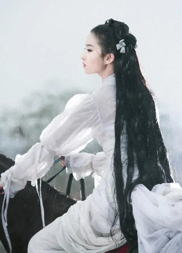 刘亦菲《神雕》剧照曝光 雨中骑马画面唯美