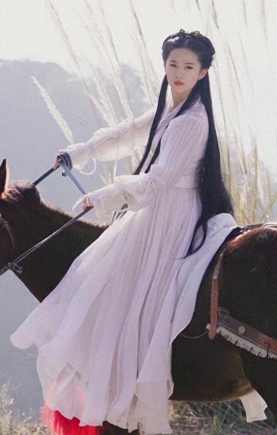 刘亦菲《神雕》剧照曝光 雨中骑马画面唯美