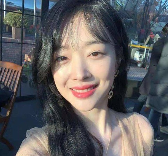 崔雪莉的ins图（韩国女星崔雪莉25岁为何自尽）