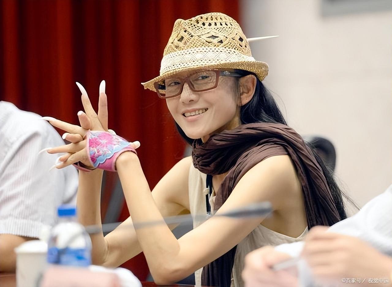 杨丽萍简历及个人资料简介（1995年，37岁杨丽萍嫁给45岁富豪，婚后，医生一句话导致两人分手）