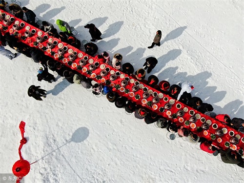 浪漫：滑雪场员工结婚，同事们三天在雪地里挖出一室一厅雪屋洞房