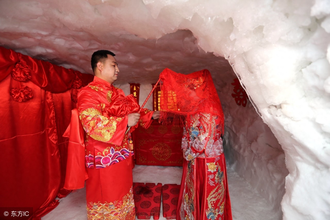 浪漫：滑雪场员工结婚，同事们三天在雪地里挖出一室一厅雪屋洞房