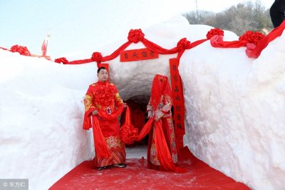 ​浪漫：滑雪场员工结婚，同事们三天在雪地里挖出一室一厅雪屋洞房