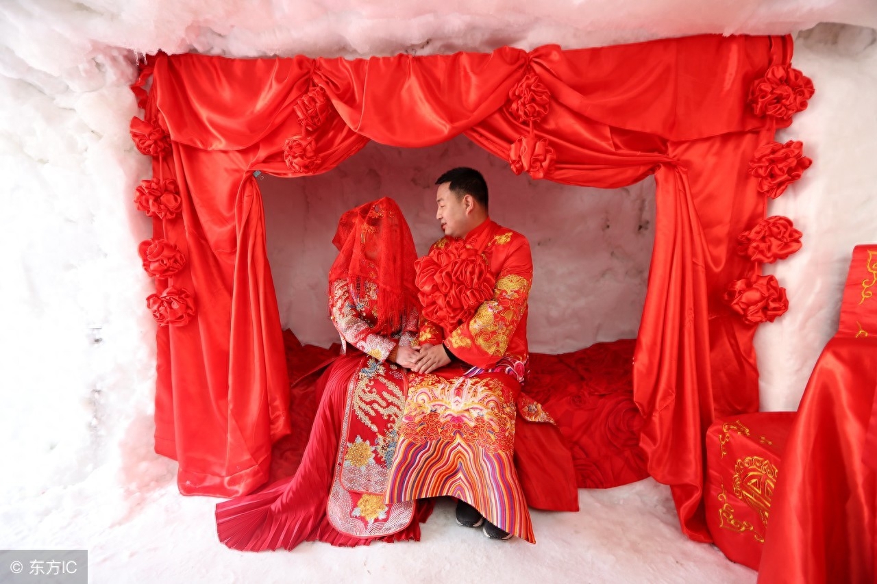 浪漫：滑雪场员工结婚，同事们三天在雪地里挖出一室一厅雪屋洞房