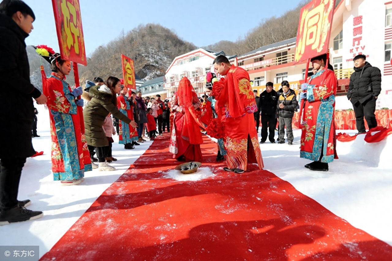 浪漫：滑雪场员工结婚，同事们三天在雪地里挖出一室一厅雪屋洞房