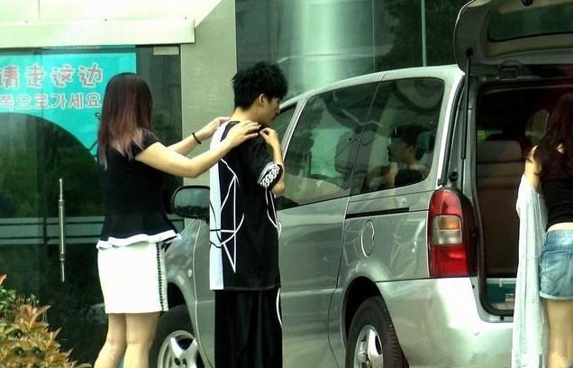 大张伟老婆照片曝光，网友：这个发色与大张伟很配！