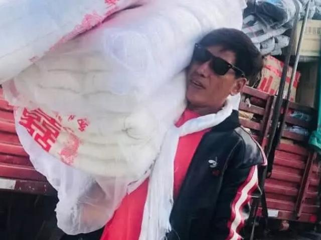 56岁乌鸦哥私照曝光，皮肤黝黑憨厚老实，旁边的女神亮了