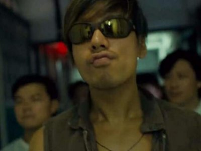 ​56岁乌鸦哥私照曝光，皮肤黝黑憨厚老实，旁边的女神亮了