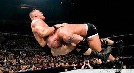 来看看究竟为什么WWE传奇巨星高博被称作“战神”！