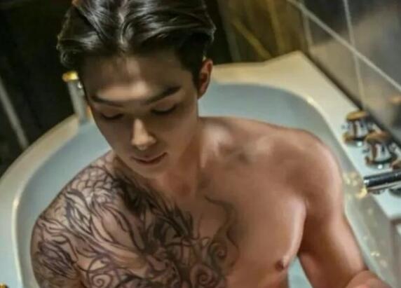 张日山的纹身是麒麟还是穷奇