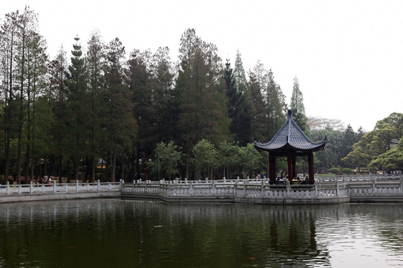 它是全国十大森林公园之一，森林覆盖率高，被誉为“福州之肺”