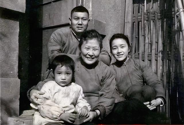 看看电影明星陈冲的生活近况（情感沧桑亲情带泪）(2)