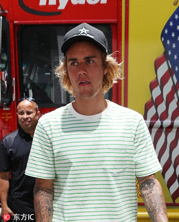 比伯和海狸订婚后面露憔悴，放弃傻脸娜毫无新郎面貌？