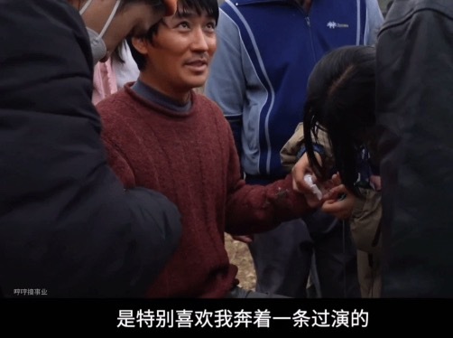 《河边的错误》片场导演叫停后朱一龙仍沉浸角色 原著作者余华大赞其演技太好！